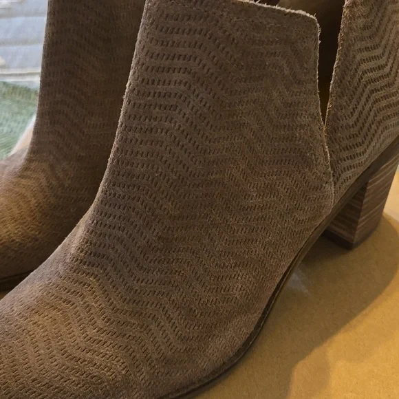 Lucky Brand- Women's Ponic Oil Suede Ankle Booties in Cinder Zip Size,  Size 8M - Picture 3 of 7